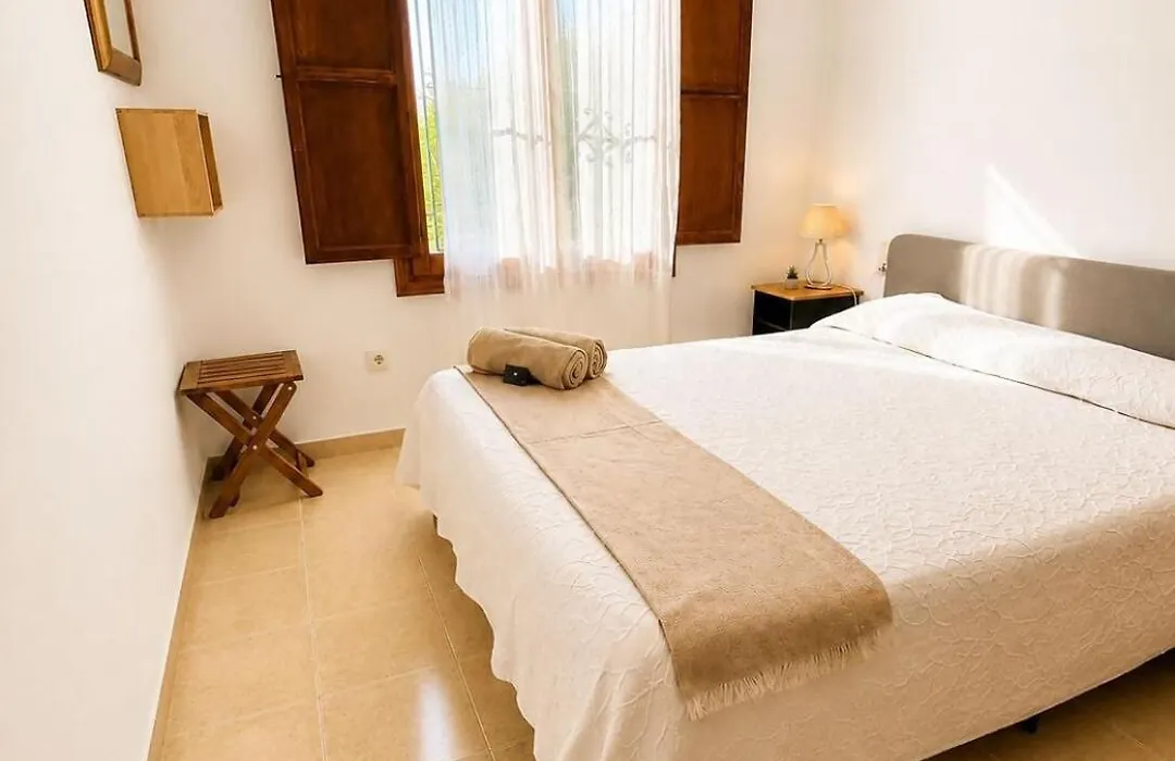 Apartamento con jardín, piscina y parking-1