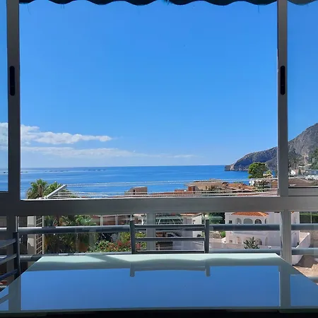 Vistas al mar. Junto a la playa. Garaje y piscina.-2
