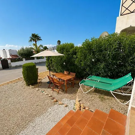 Apartamento con jardín, piscina y parking-3