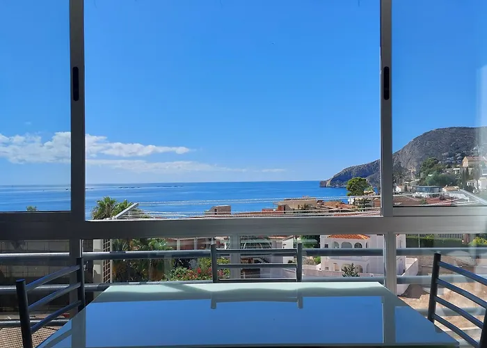Apartamento Vistas al mar. Junto a la playa. Garaje y piscina. Calpe